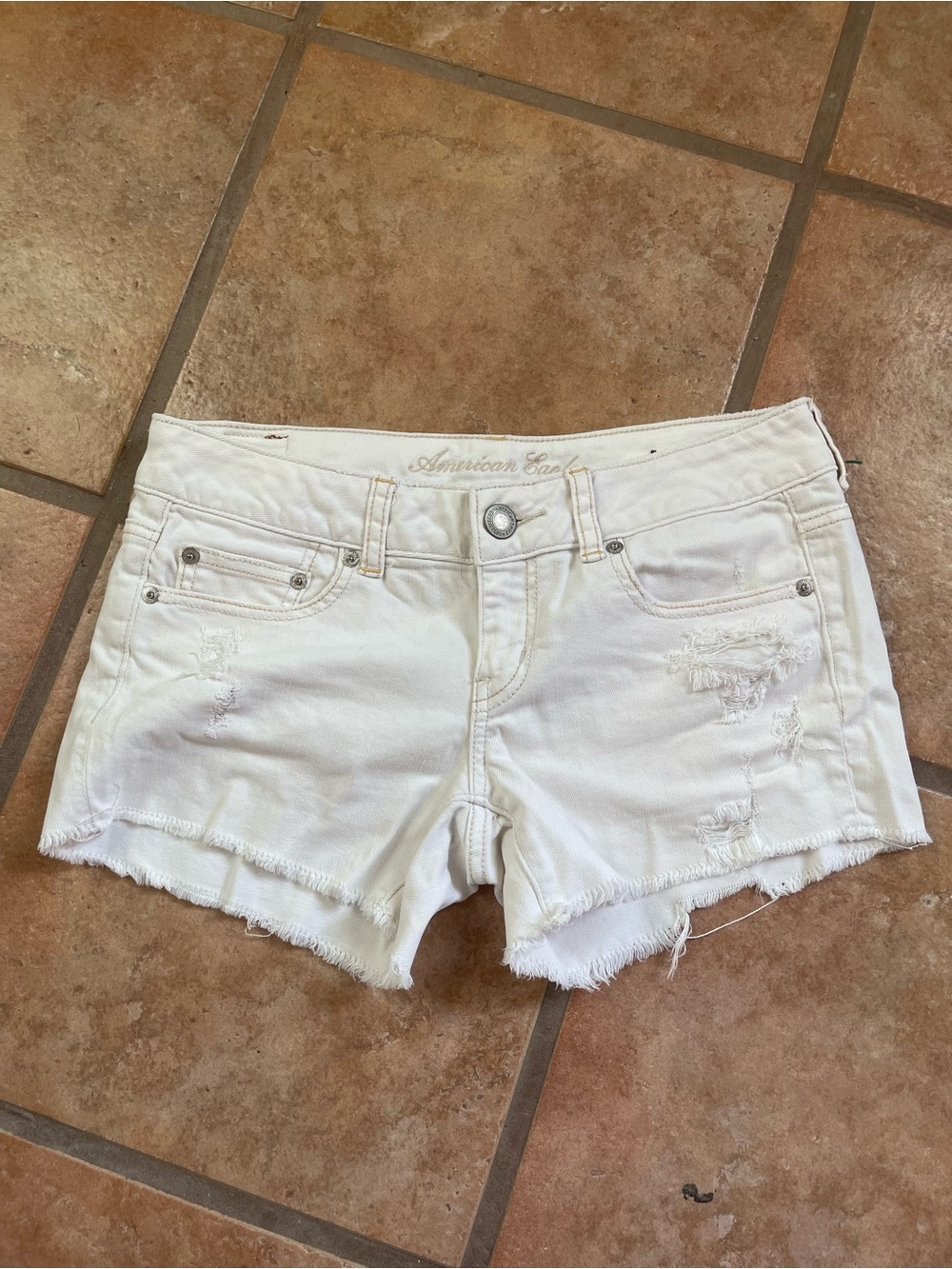 American Eagle Outfitters White Distressed Y2K Low-Rise Denim Shorts Sz 2